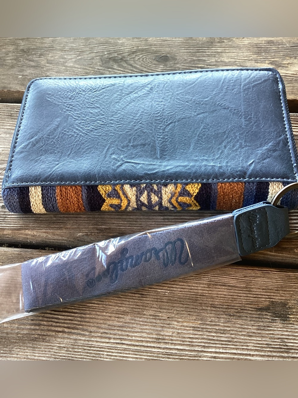 Wrangler Southwest Wallet with Textured Fabric and Leather Look - Picture 2 of 7
